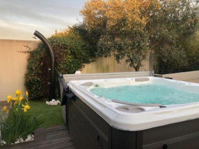 Charmante maison avec jacuzzi.